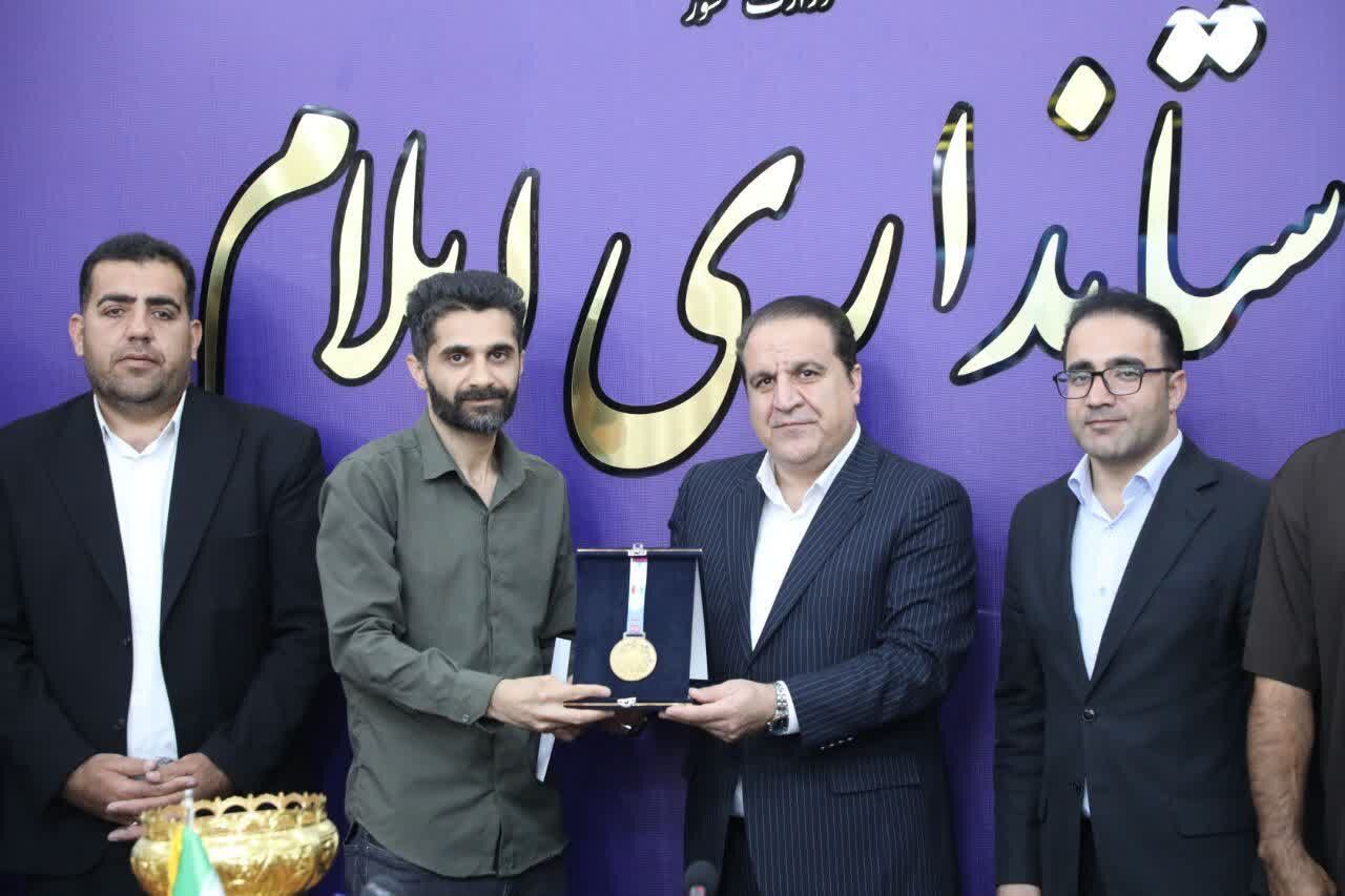 نشان طلای فوتسال شوراهای کشور به خانواده شهید ایلامی تقدیم شد