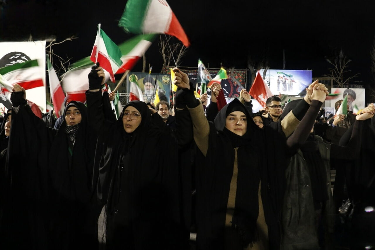 زنجیره انسانی ۱۱ کیلومتری حمایت از حجاب در مشهد