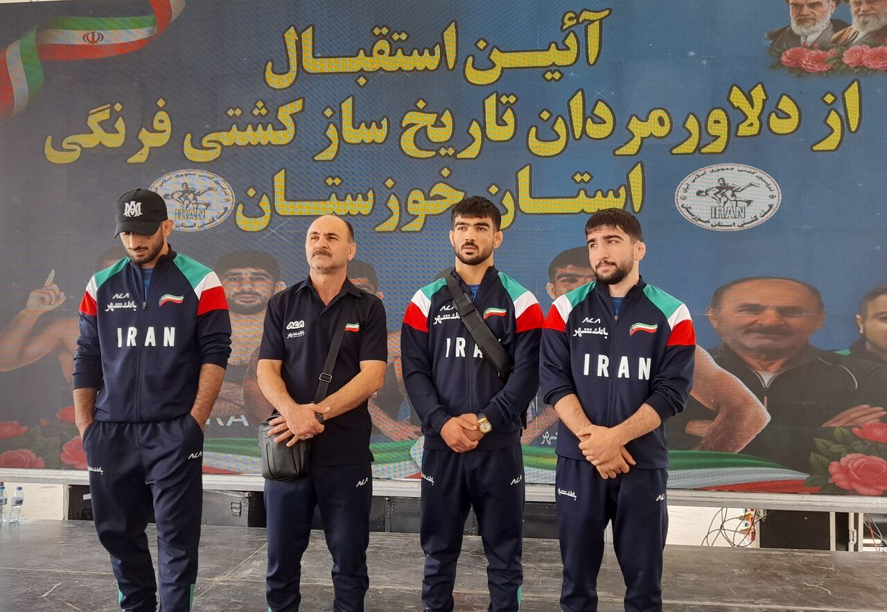 مدال‌آوران خوزستانی کشتی فرنگی با استقبال پرشور مردم وارد اهواز شدند