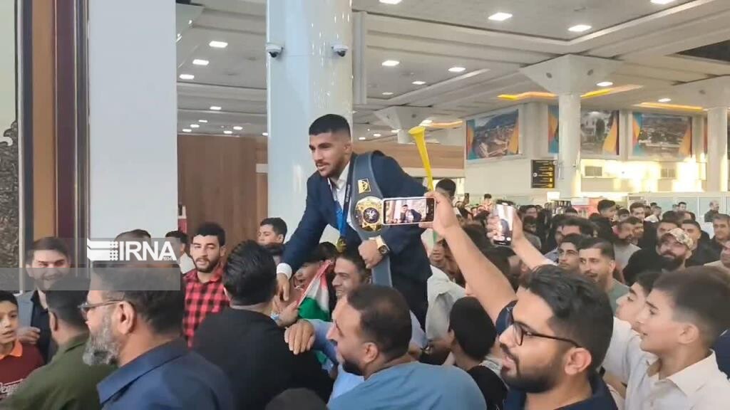 استقبال پرشور شیرازی‌ها از غلامرضا فرخی قهرمان کشتی جهان