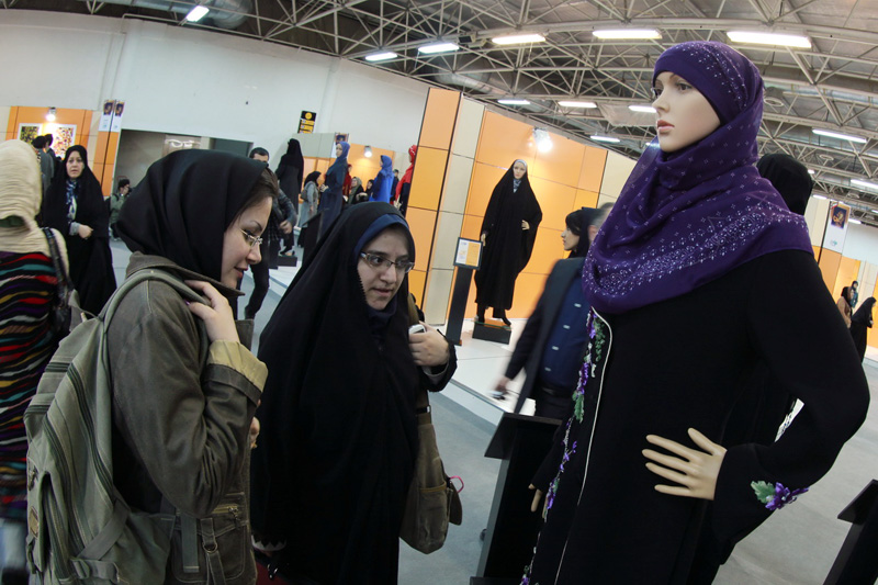 لباس عفاف و حجاب زنان شاغل در ادارات رونمایی می‌شود
