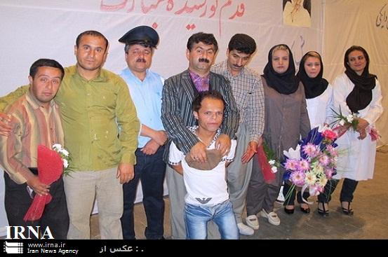 نمايش كُمدي 'كوڕه‌ يا كه ‌نيشكه‌ 'در سنندج در حال اجراست