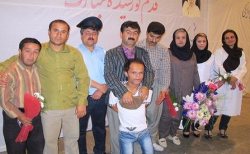 نمايش كُمدي 'كوڕه‌ يا كه ‌نيشكه‌ 'در سنندج در حال اجراست