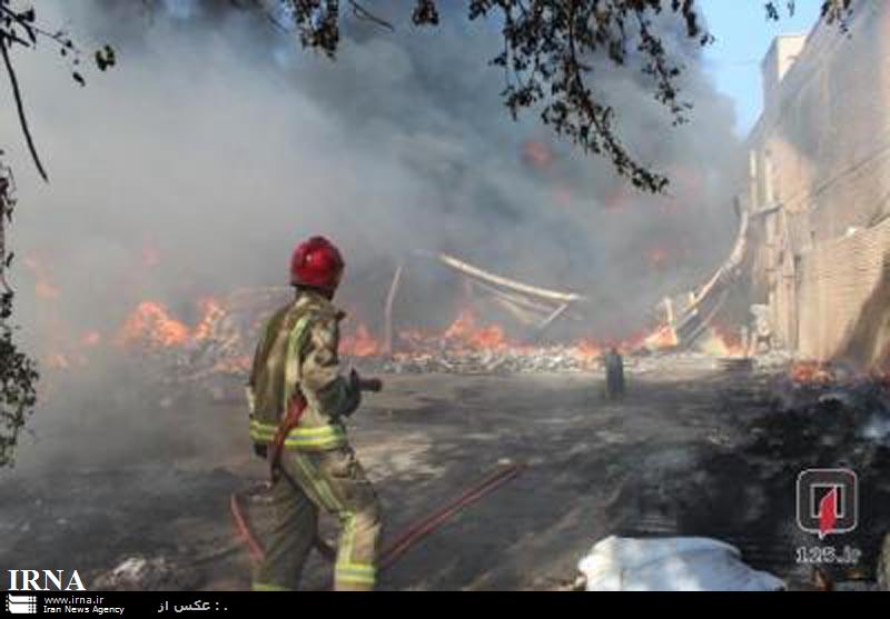 انبار كالاهاي لوازم خانگي در دولت آباد دچار آتش سوزي شد