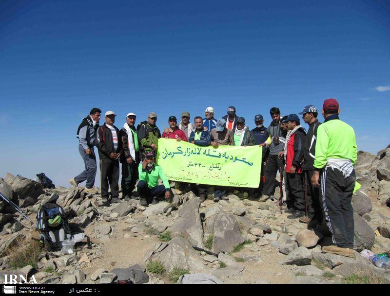 صعود كوهنوردان خاتم يزد به قله لاله زار استان كرمان