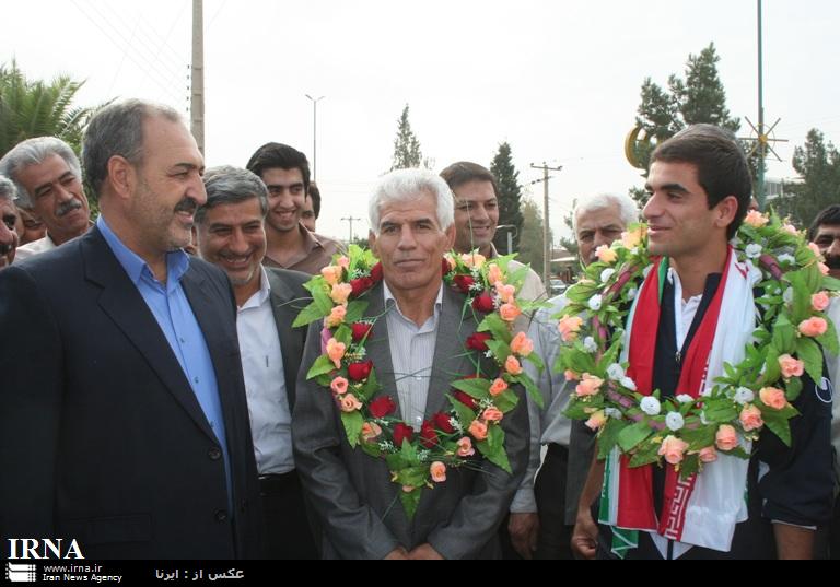 خیراله فتاحی قهرمان کشتی آزاد پیشکسوتان جهان در میان استقبال مردم وارد سرپل ذهاب شد