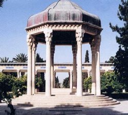 مجموعه فرهنگي تاريخي آرامگاه حافظ آماده اجراي آيين بزرگداشت حافظ مي شود