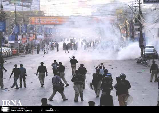 راهپيمايان پاكستاني معترض به كشتار شيعيان با پليس كراچي درگير شدند