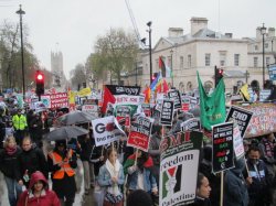 هزاران نفر از مردم انگليس در حمايت از مردم غزه در لندن تظاهرات كردند
