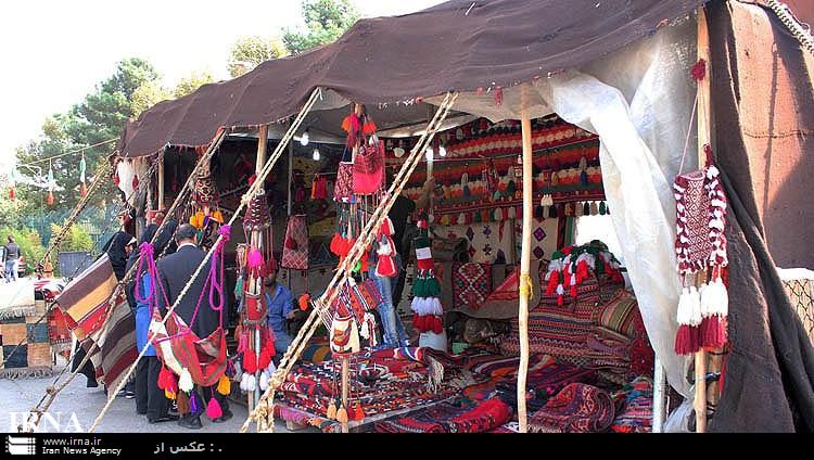 نمايشگاه صنايع دستي و سوغات در بانه برپا شد