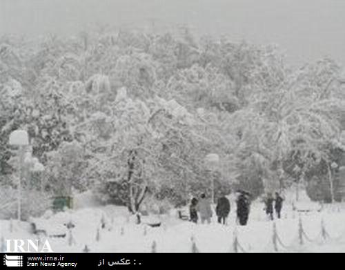 بارش برف مدارس شهرهاي شمال آذربايجان غربي را به تعطيلي كشاند