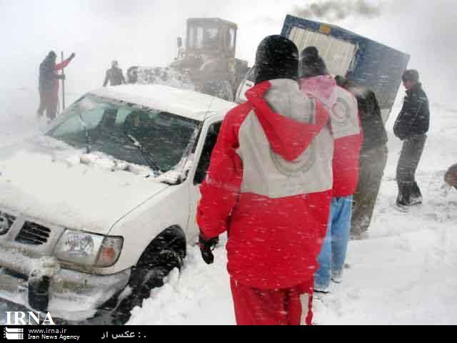 بارش برف و كولاك موجب مسدود شدن جاده مرزي تمرچين پيرانشهر شد