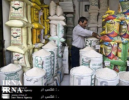 برنج و مرغ بين شهروندان تربت حيدريه در حال توزيع است