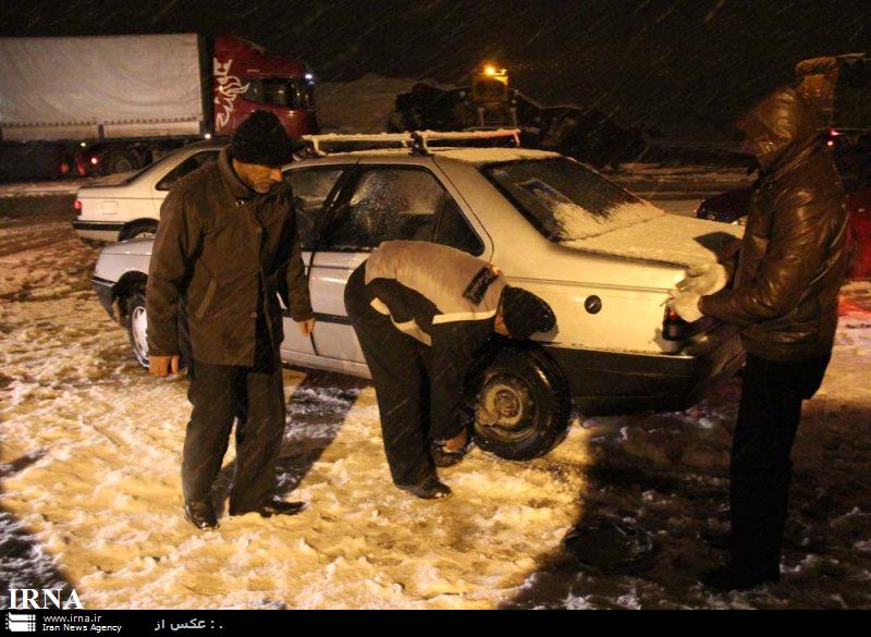 1200مسافرگرفتار برف در محور تربت حيدريه - مشهد اسكان داده شدند