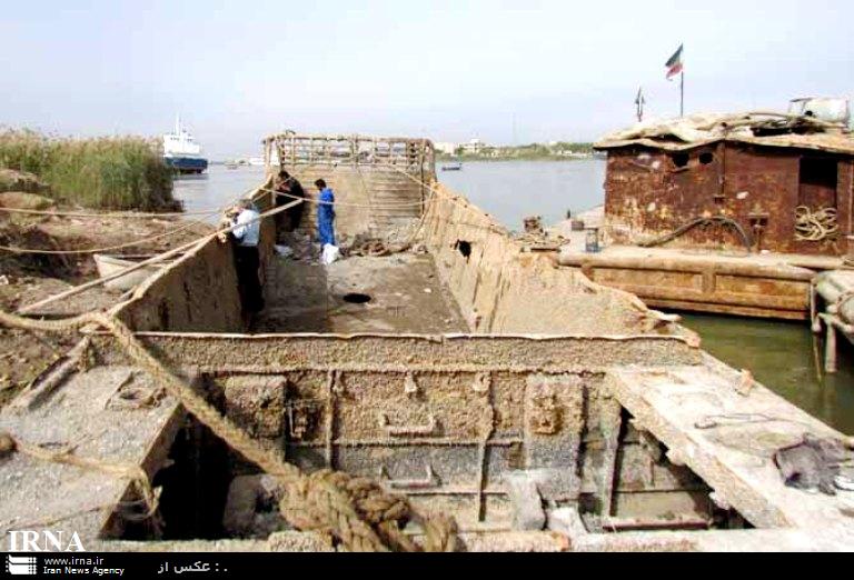 یک فروند شناور مغروقه از آبهای بندر خرمشهر خارج شد