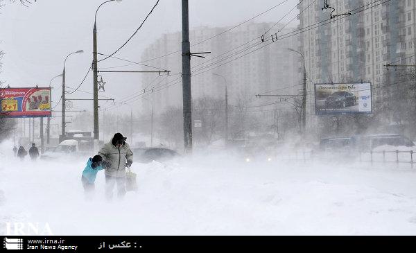 سرما و بارش سنگين برف بهاري زندگي در روسيه را مختل كرد