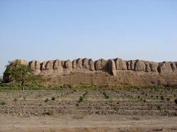 قلعه ايرج بزرگ ترين قلعه خشتي جهان پذيراي مسافران نوروزي است