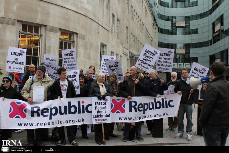 تجمع مخالفان نظام سلطنتي انگليس در مقابل ساختمان مركزي 'بي بي سي'