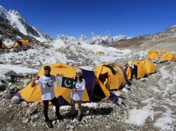 كوهنورد زن پاكستاني قله اورست را فتح كرد