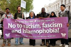 تجمع مخالفان نژادپرستي و اسلام هراسي در مقابل دفتر نخست وزير انگليس
