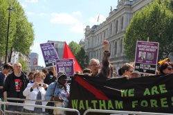 صدها نفر از مردم لندن عليه نژادپرستي و اسلام هراسي تظاهرات كردند