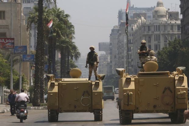 استقرار ارتش مصر در خيابان هاي قاهره پيش از برگزاري تظاهرات جمعه خشم - ایرنا