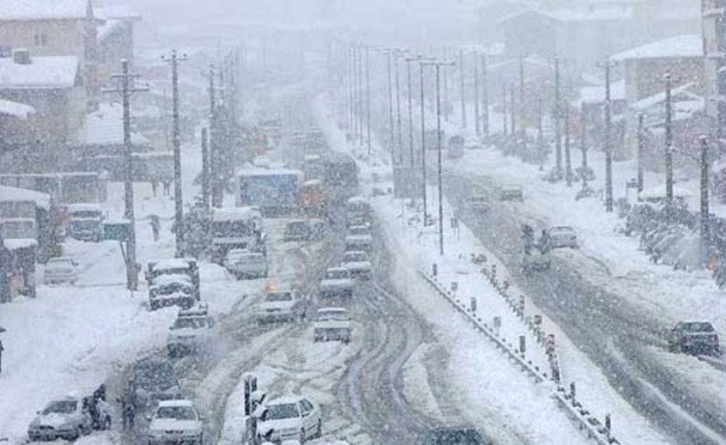 بارش سنگين برف تردد دراغلب استان هاي شمالغرب كشورمان را كند كرده است