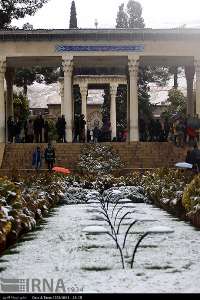 آرامگاه حافظ در نخستين بارش برف زمستاني در شيراز-عكس:رضا قادري