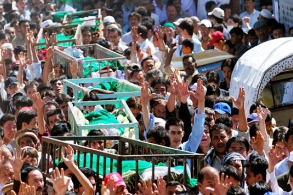 Pakistan’s Hazara community bury slain people Pakistan’s Hazara community bury slain people