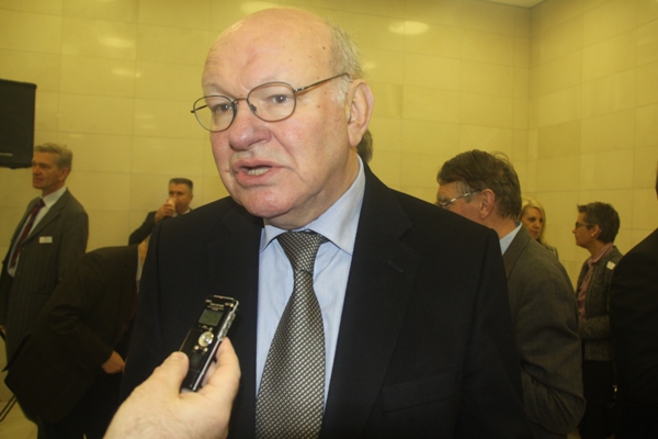 Ex-Berlin mayor urges complete lifting of Iran sanctions Ex-Berlin mayor urges complete lifting of Iran sanctions