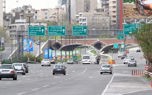 بزرگراه حكيم غرب به  جنوب اتوبان تهران - كرج متصل مي شود