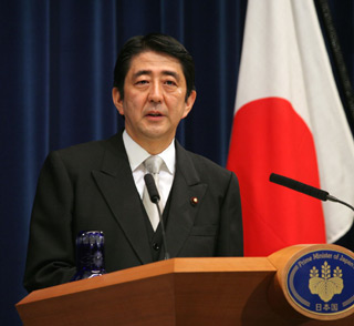 كاهش محبوبیت نخست وزیر ژاپن نسبت به ماه قبل
