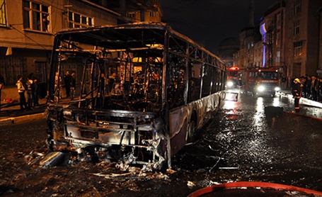 افراد نقابدار یك اتوبوس را در استانبول تركیه به آتش كشیدند