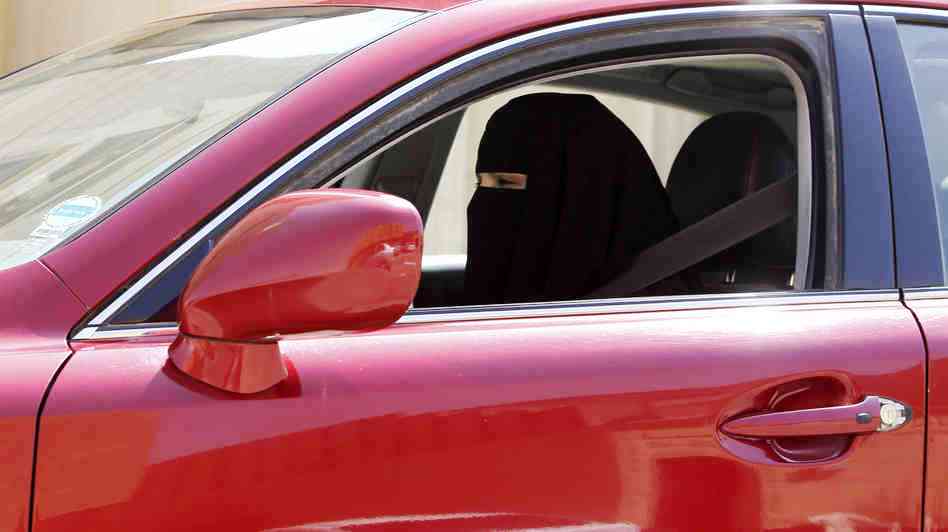 عربستان زوجي را به علت نقض قانون ممنوعيت رانندگي زنان مجازات كرد
