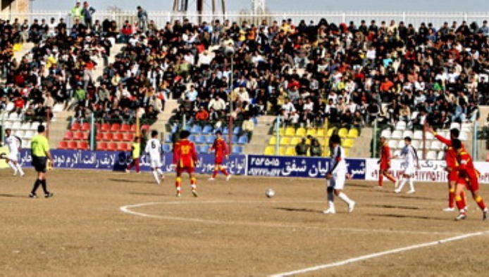 داور فوتبال در بوشهر از بازيكنان كتك خورد