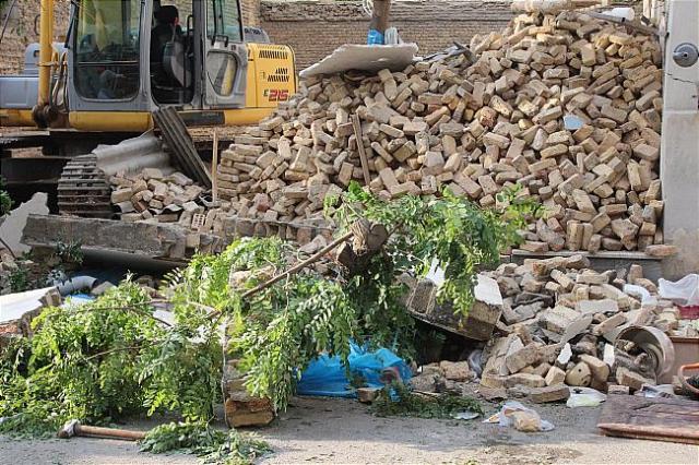 بي دقتي راننده بيل مكانيكي در هنگام گودبرداري به فوت دو نفر و مصدوميت يك نفر انجاميد