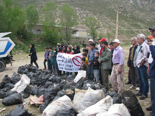 زباله هاي منطقه آبگرم اسبفروشان شهرستان سراب جمع آوري شد