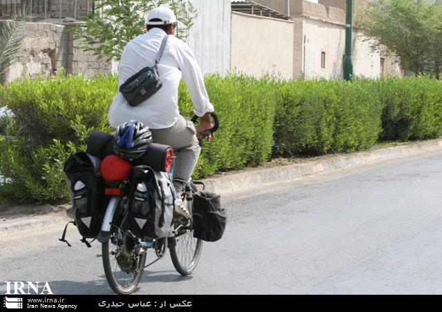 ورزش دشمن اعتیاد است، شعار دوچرخه سوار آملی در سفر دور ایران ورزش دشمن اعتیاد است، شعار دوچرخه سوار آملی در سفر دور ایران
