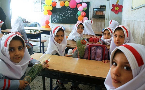 كلاس اولي هاي اروندكنار براي آشنايي با زبان فارسي زودتر به مدرسه رفتند