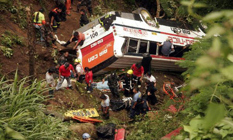 مرگ 12 دانش آموز فیلیپینی در سقوط اتوبوس به دره