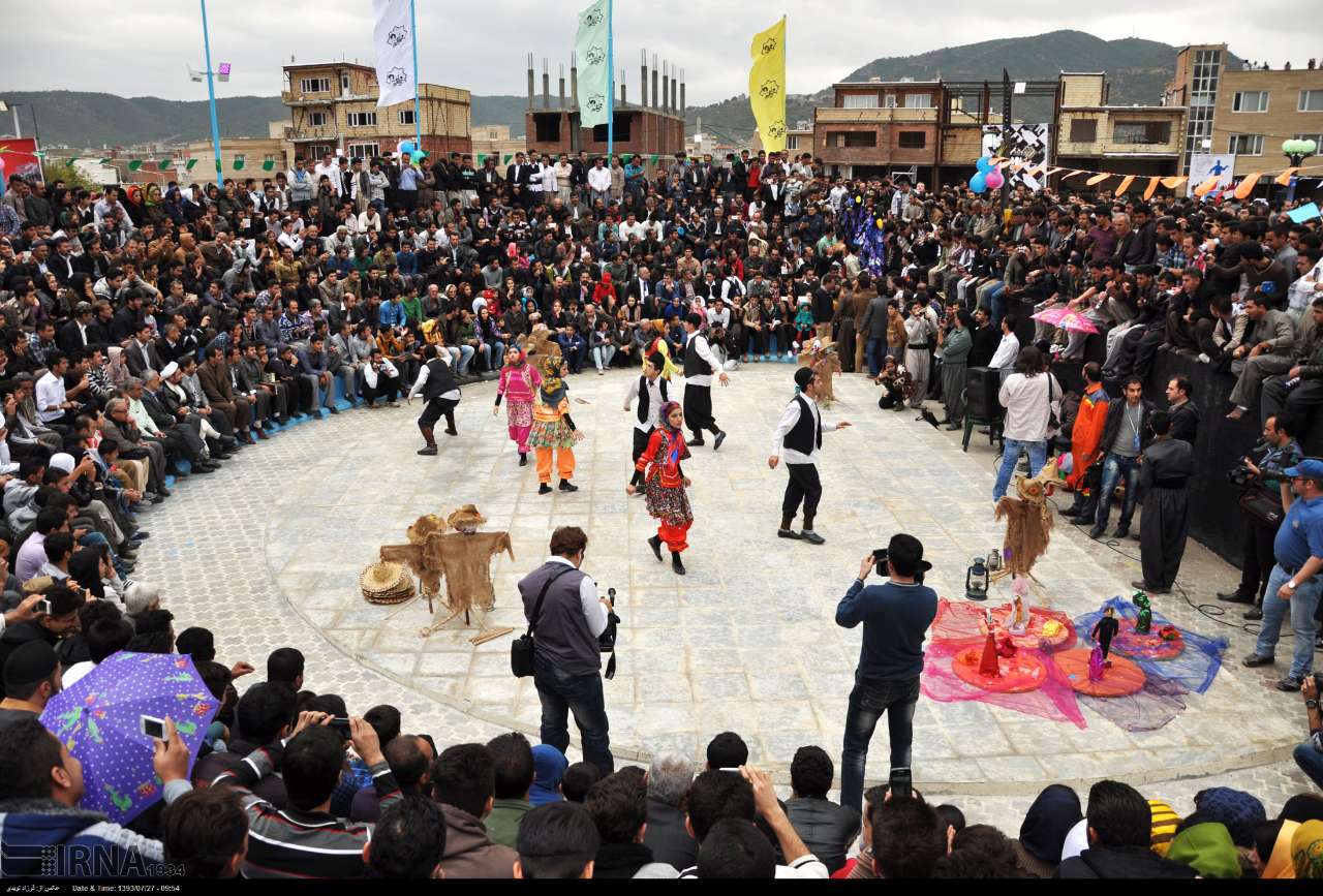 نمایش های روز سوم جشنواره بین المللی تئاترخیابانی در میان بادو باران