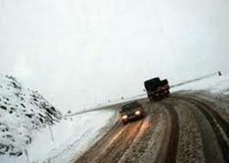 بارش برف در محور كوهستانی در گلستان رانندگان را غافلگیر كرد