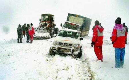 جمعیت هلال احمر زنجان 35 مسافر گرفتار در برف را اسكان اضطراری داد