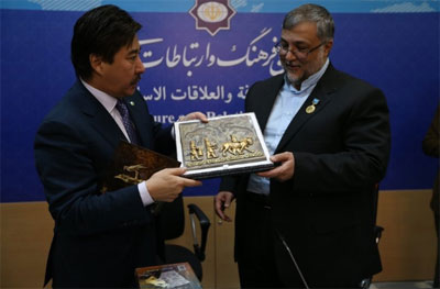 اهداي نشان طلاي دانشگاه فارابي قزاقستان به سازمان فرهنگ و ارتباطات اسلامي