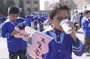 25 هزار دانش آموز وراميني از شير رايگان بهره مند مي شوند 25 هزار دانش آموز وراميني از شير رايگان بهره مند مي شوند