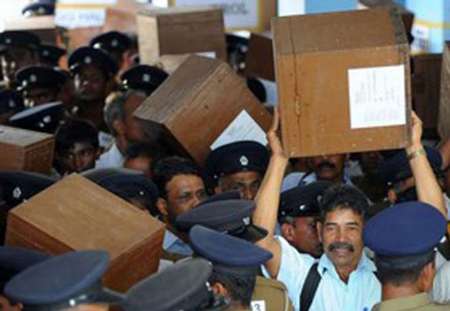 مردم سريلانكا براي انتخاب رييس جمهوري پاي صندوق هاي راي رفتند