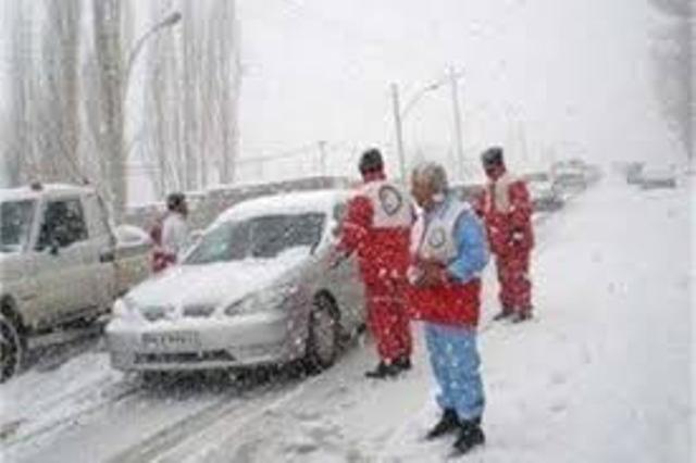 امداد رساني هلال احمر تربت جام به سرنشينان 13 خودرو گرفتار در برف