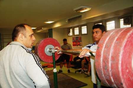 فدراسیون وزنه برداری تعطیلی اردوی تیم جوانان را به دلیل بی پولی تكذیب كرد