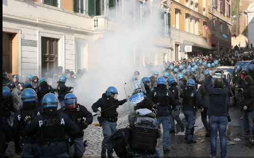 پایتخت ایتالیا صحنه درگیری طرفداران افراطی فوتبال هلند با پلیس شد