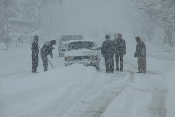 برف و كولاك شديد خودروها را در گردنه هاي تكاب زمين گير كرد